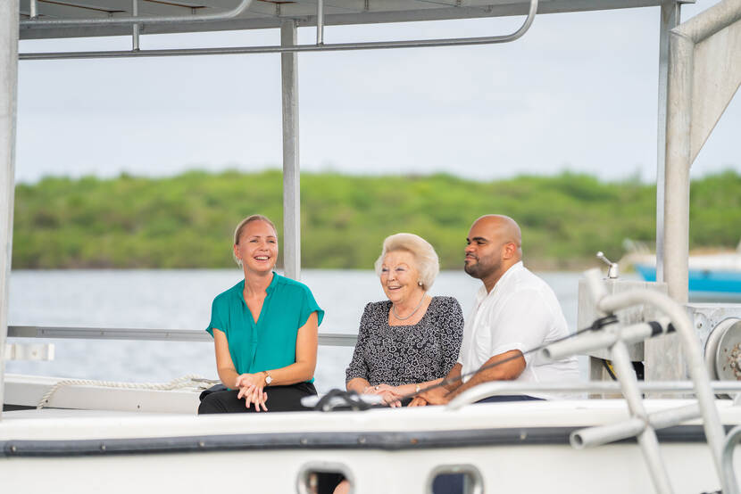 Prinses Beatrix bezoekt Sint Maarten