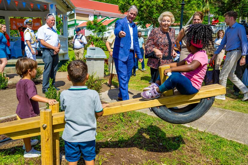 Prinses Beatrix bezoekt Saba