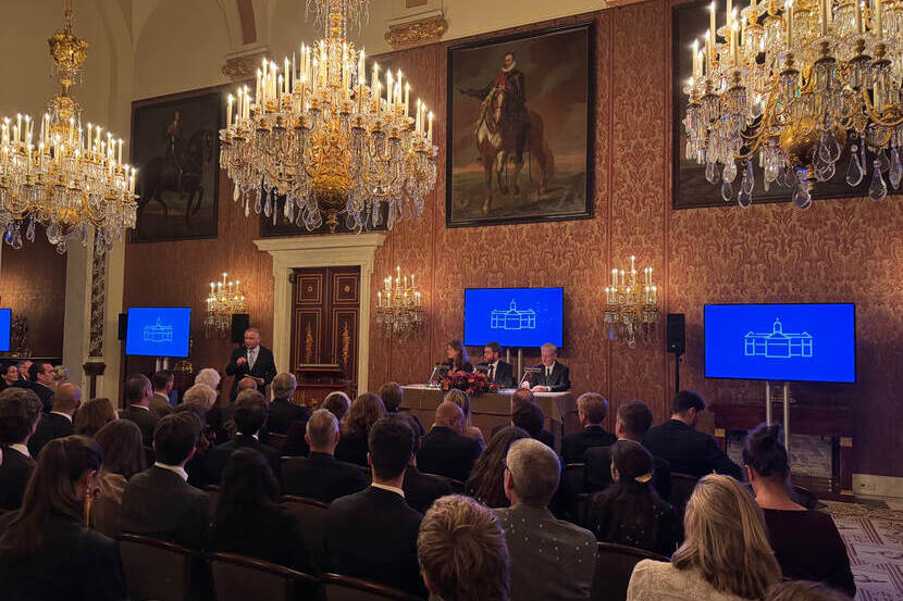 Koning Willem-Alexander en Koningin Máxima bij het Paleissymposium