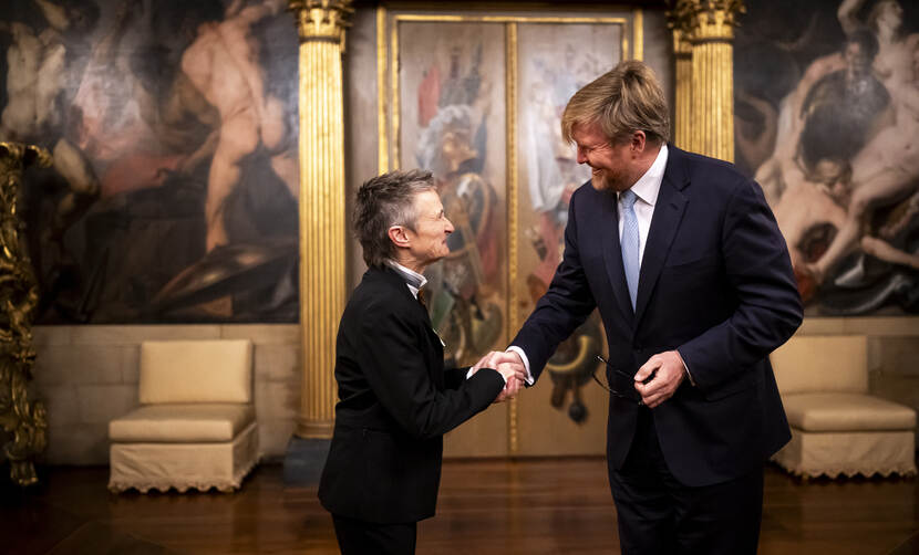 Koning reikt Eremedaille voor Kunst en Wetenschap uit aan Ineke Sluiter