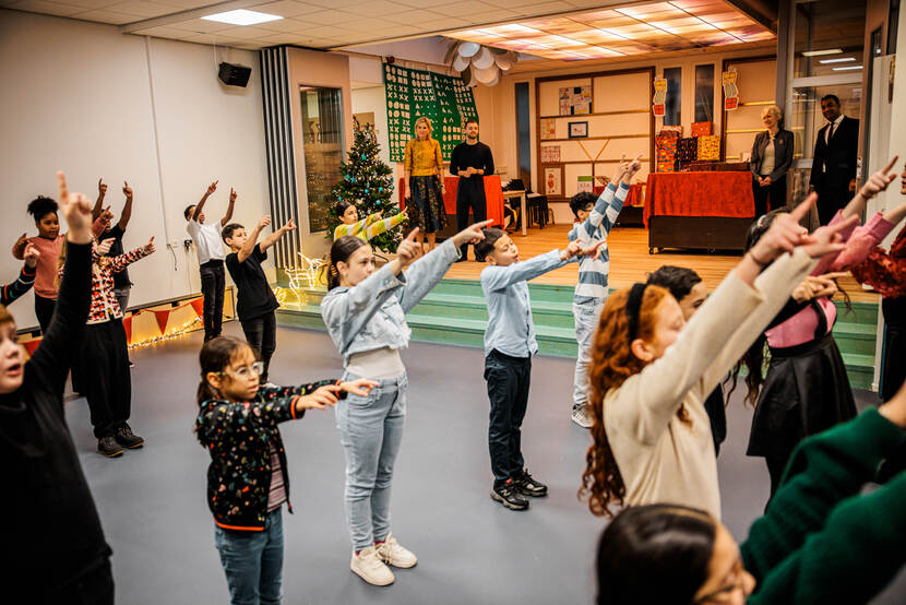 Koningin Máxima bezoekt deelnemende school grootste schoolband van Nederland