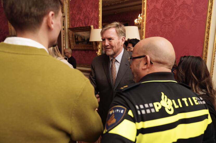 Koning in gesprek met betrokken Amsterdammers