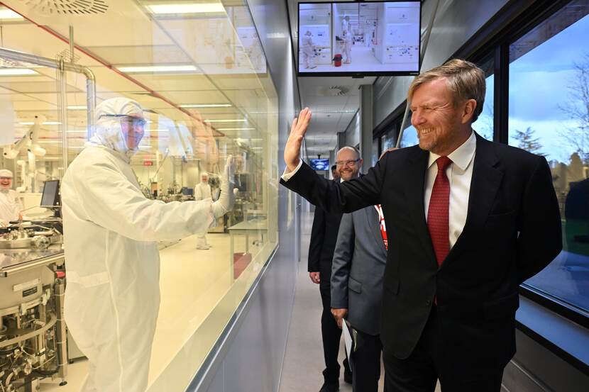 Koning bij MESA+ NanoLab van de Universiteit Twente