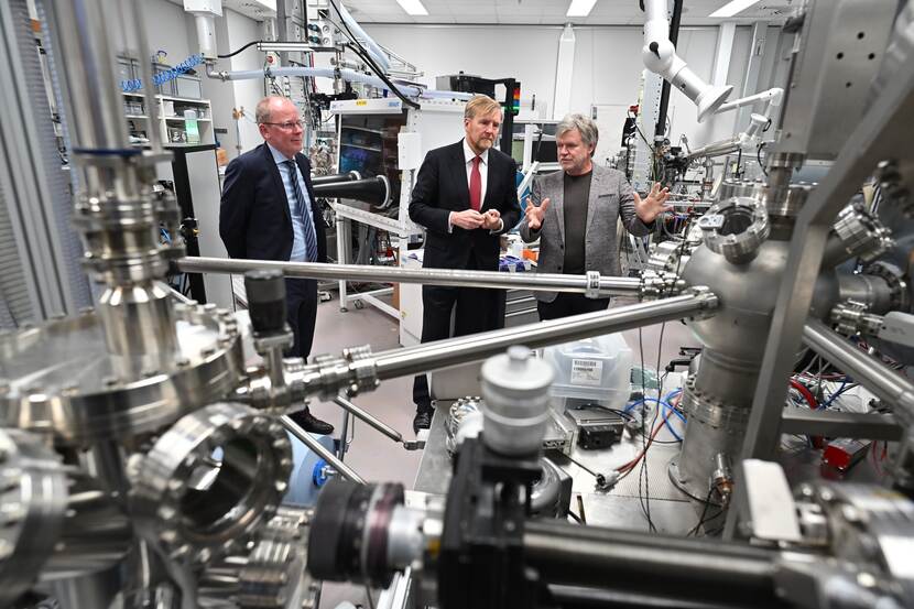 Koning bij MESA+ NanoLab van de Universiteit Twente