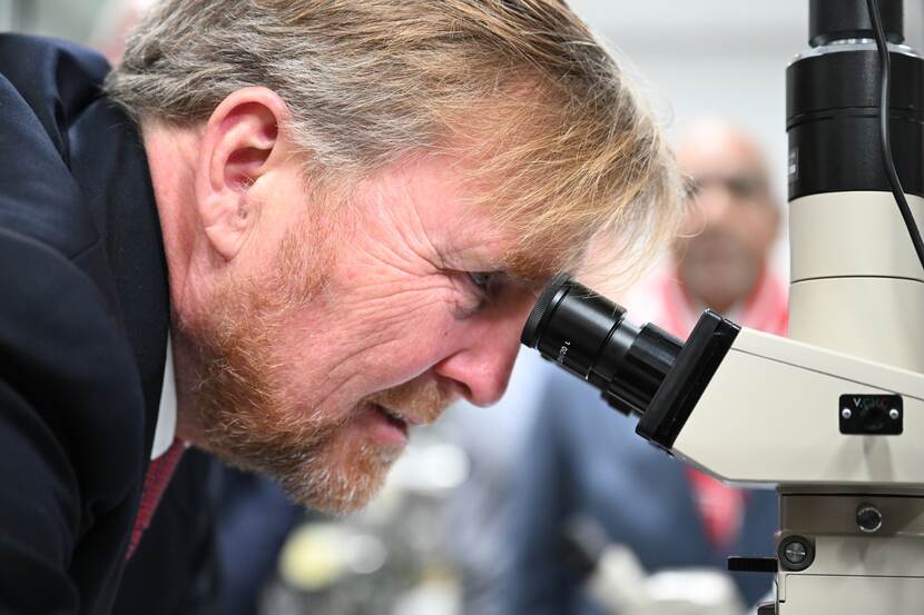 Koning bij MESA+ NanoLab van de Universiteit Twente