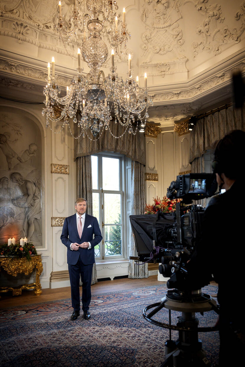 De kersttoespraak van Koning Willem-Alexander wordt opgenomen in de Witte Eetzaal van Paleis Huis ten Bosch.