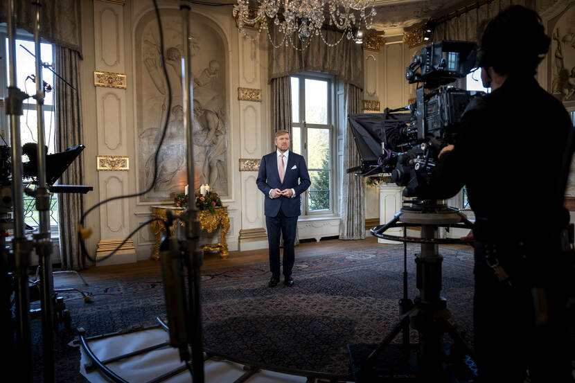 De kersttoespraak van Koning Willem-Alexander wordt opgenomen in de Witte Eetzaal van Paleis Huis ten Bosch.