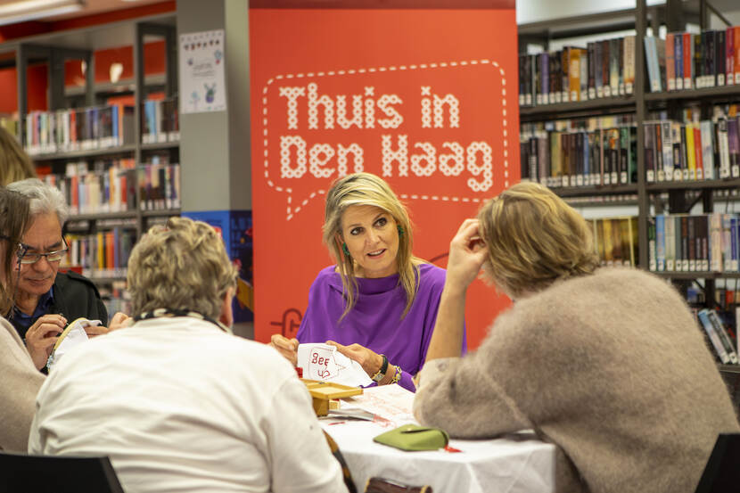 Koningin Máxima bezoekt community art-project Thuis in Den Haag