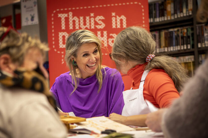 Koningin Máxima bezoekt community art-project Thuis in Den Haag