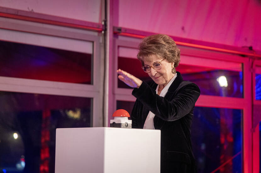 Prinses Margriet opent het vernieuwde Herinneringscentrum Apeldoornsche Bosch