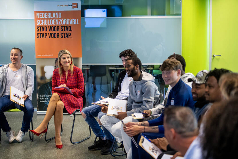 Koningin Máxima met groep studenten in gesprek